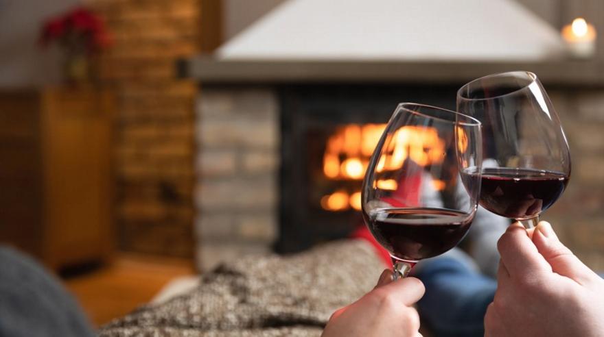 Κρασί δίπλα στο τζάκι: 9 ελληνικές ετικέτες κρασιού για να τις κρύες νύχτες