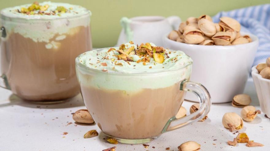 Τα pistachio lattes είναι τάση - δες πώς να φτιάξεις ένα σε δευτερόλεπτα