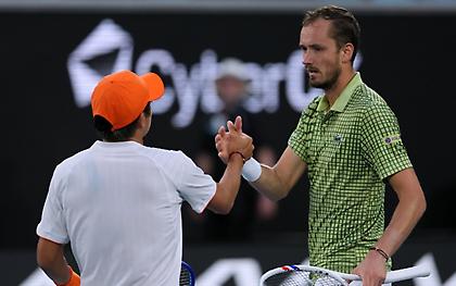 «Βόμβα» στο Αυστραλιανό Open: Ο 20χρονος Τιέν διέλυσε τον Μεντβέντεφ και τον άφησε εκτός προημιτελικών