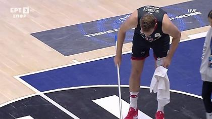 Tα κάνει... όλα ο Βεζένκοφ: Πήρε την σκούπα και καθάρισε το παρκέ