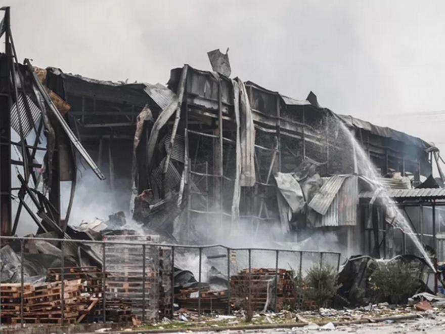 Μάχη για τον εντοπισμό των αγνοουμένων στο εργοστάσιο στα Τρίκαλα - Σε σοκ η κοινωνία από την τραγωδία