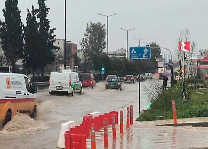 Ισχυρές καταιγίδες στην Αττική: Λίμνη ξανά η λεωφόρος Βουλιαγμένης - Έπεσαν δέντρα, ζημιές σε οχήματα