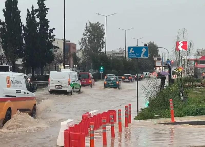 Ισχυρές καταιγίδες στην Αττική: Λίμνη ξανά η λεωφόρος Βουλιαγμένης - Έπεσαν δέντρα, ζημιές σε οχήματα