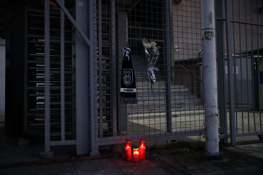 Δυστύχημα στη Ρουμανία: Κεράκια και κασκόλ έξω από την Τούμπα