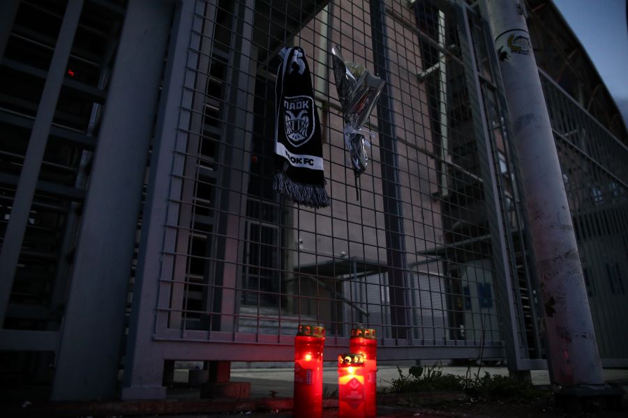 Δυστύχημα στη Ρουμανία: Κεράκια και κασκόλ έξω από την Τούμπα