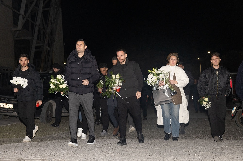 ΠΑΟΚ: Λουτσέσκου και παίκτες στην Τούμπα, απέτισαν φόρο τιμής στη μνήμη των θυμάτων