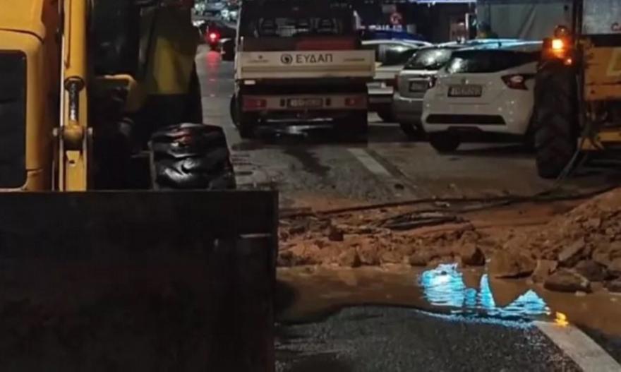Αποκαταστάθηκε η κυκλοφορία στη Δημοκρατίας στα Μελίσσια μετά την καθίζηση που προκλήθηκε από θραύση αγωγού