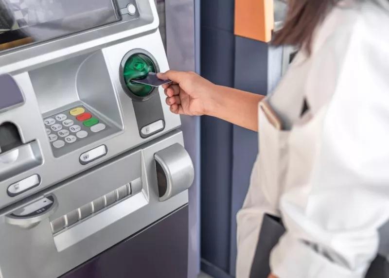 Σήμερα… πληρώνει: Ποιοι θα δουν χρήματα στους τραπεζικούς τους λογαριασμούς