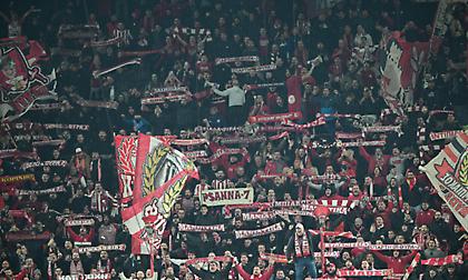 Τρομερή ατμόσφαιρα με συνθήματα και καπνογόνα στους δρόμους του Άμστερνταμ από τους φίλους του Ολυμπιακού!