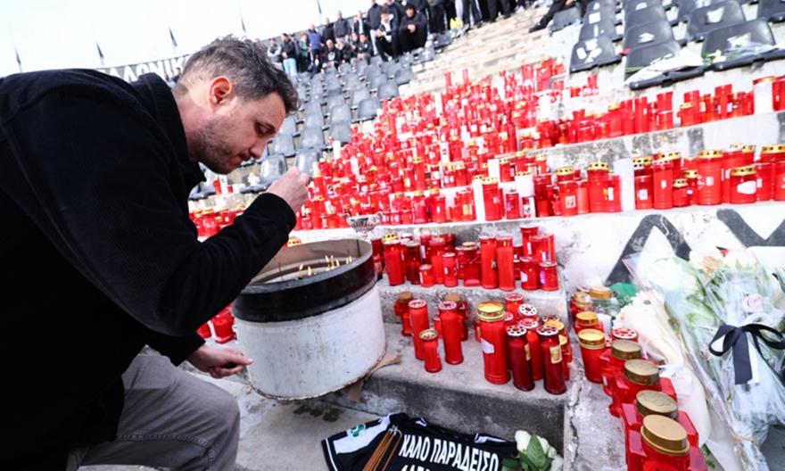 Αντιπροσωπεία του Άρη στην Τούμπα, άφησε λουλούδια στη μνήμη των αδικοχαμένων φίλων του ΠΑΟΚ