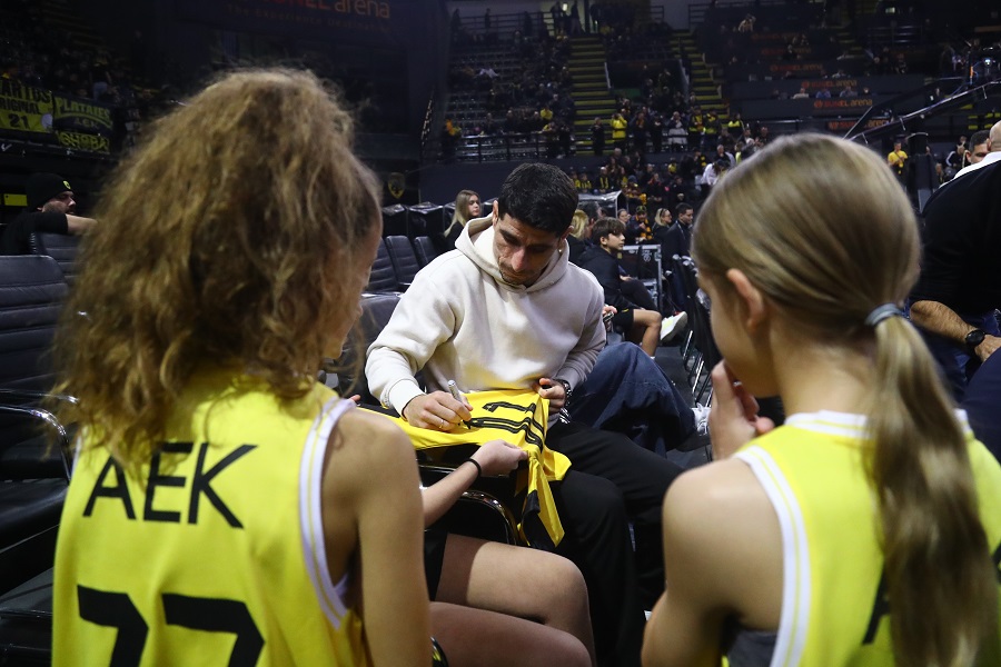 Αποθέωσε για την ποδοσφαιρική ΑΕΚ στα Λιόσια