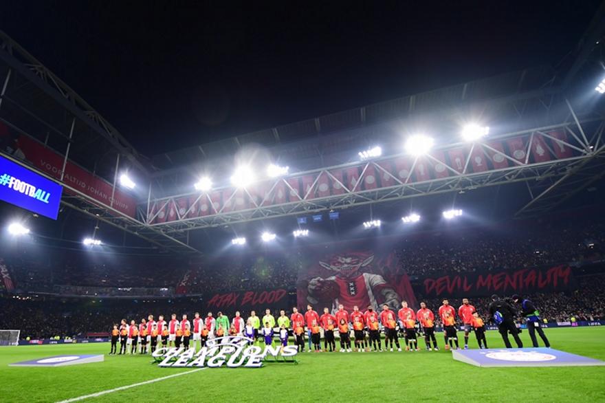 Άγιαξ-Ολυμπιακός: Η είσοδος των ομάδων και το εντυπωσιακό κορεό