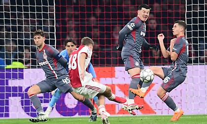 Πέναλτι μέσω VAR για τον Άγιαξ για χέρι του Μουζακίτη, ισοφαρίζει σε 1-1 ο Ντόλμπεργκ