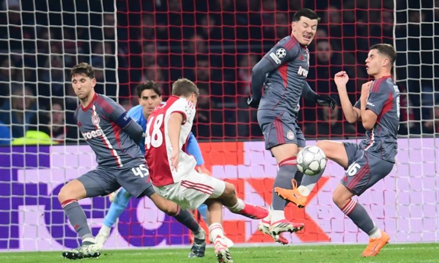 Πέναλτι για τον Άγιαξ για χέρι του Μουζακίτη, ισοφαρίζει σε 1-1 ο Ντόλμπεργκ