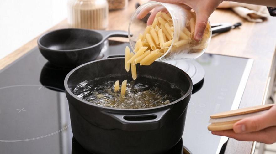 Αυτό το κόλπο σταματά το νερό που ξεχειλίζει από την κατσαρόλα και λερώνει τα πάντα