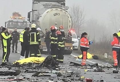 Δυστύχημα στη Ρουμανία: «Μπλόκαρε το τιμόνι κατά την προσπέραση» ανέφερε επιζών σε Έλληνα γιατρό