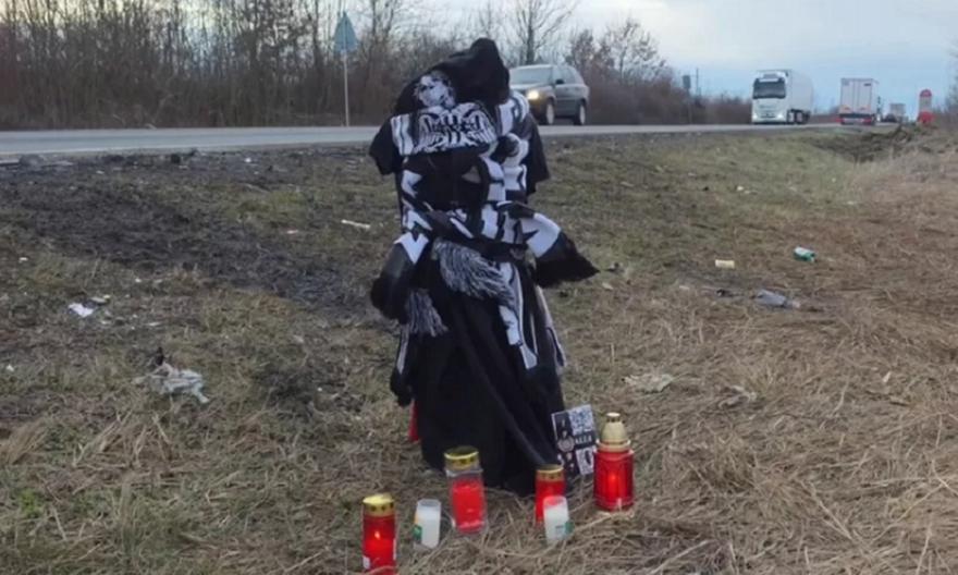 Ρουμανία: Το βουβό μνημείο στο σημείο του πολύνεκρου τροχαίου με τους οπαδούς του ΠΑΟΚ