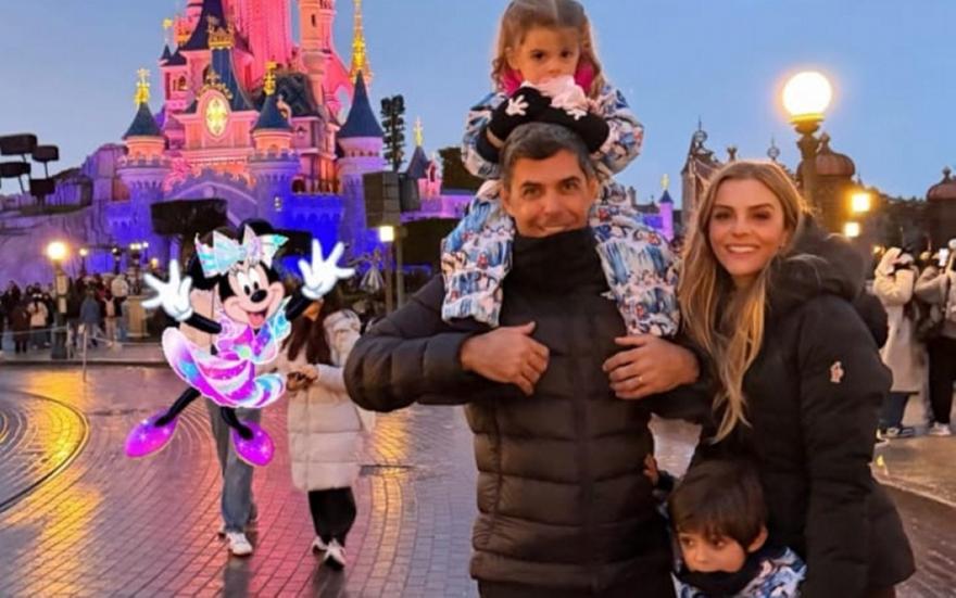 Και ο Alvaro με την οικογένεια στο Παρίσι την ώρα που είναι εκεί η πρώην Αθηνά Ωνάση