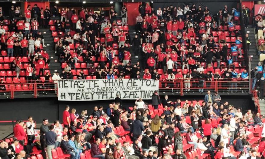 «Με το κασκόλ στα χέρια η τελευταία σας πνοή»: Το πανό των οπαδών του Ολυμπιακού για τους αδικοχαμένους φίλους του ΠΑΟΚ