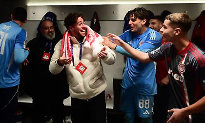 Στα αποδυτήρια του Ολυμπιακού μετά την σπουδαία πρόκριση επί του Άγιαξ ο Μπάμπης Κωστούλας!