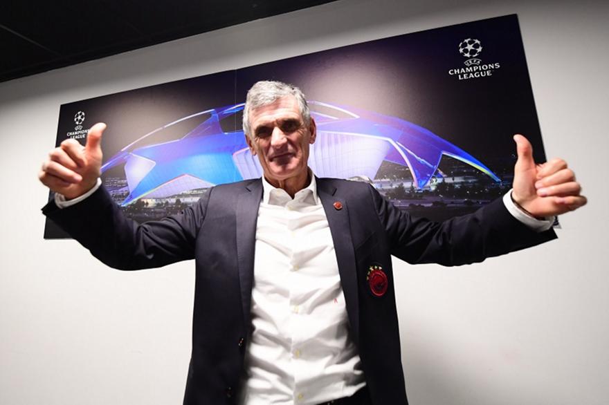 Το χαμόγελο του Μεντιλίμπαρ στα αποδυτήρια μετά τον άθλο του Ολυμπιακού