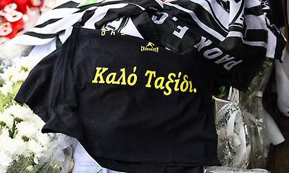 Αντιπροσωπεία του μπασκετικού Άρη άφησε λουλούδια στην Τούμπα στη μνήμη των αδικοχαμένων φίλων του ΠΑΟΚ