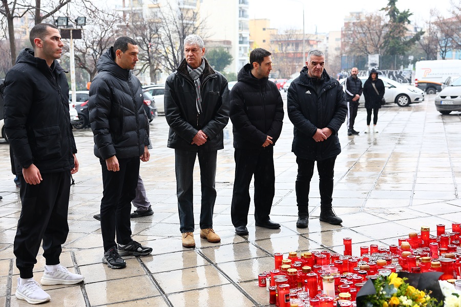 Θύματα ΠΑΟΚ:Αντιπροσωπεία του μπασκετικού Άρη άφησε λουλούδια στην Τούμπα