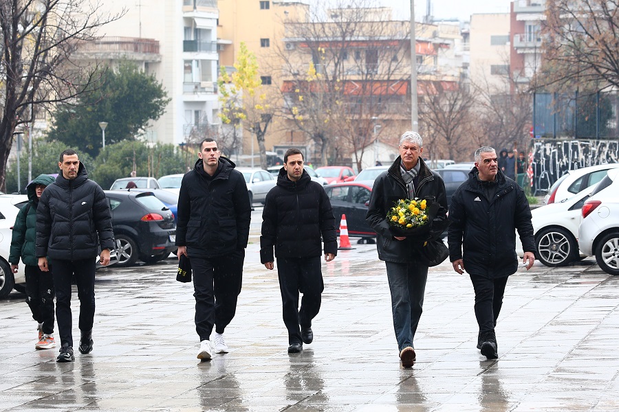 Θύματα ΠΑΟΚ:Αντιπροσωπεία του μπασκετικού Άρη άφησε λουλούδια στην Τούμπα