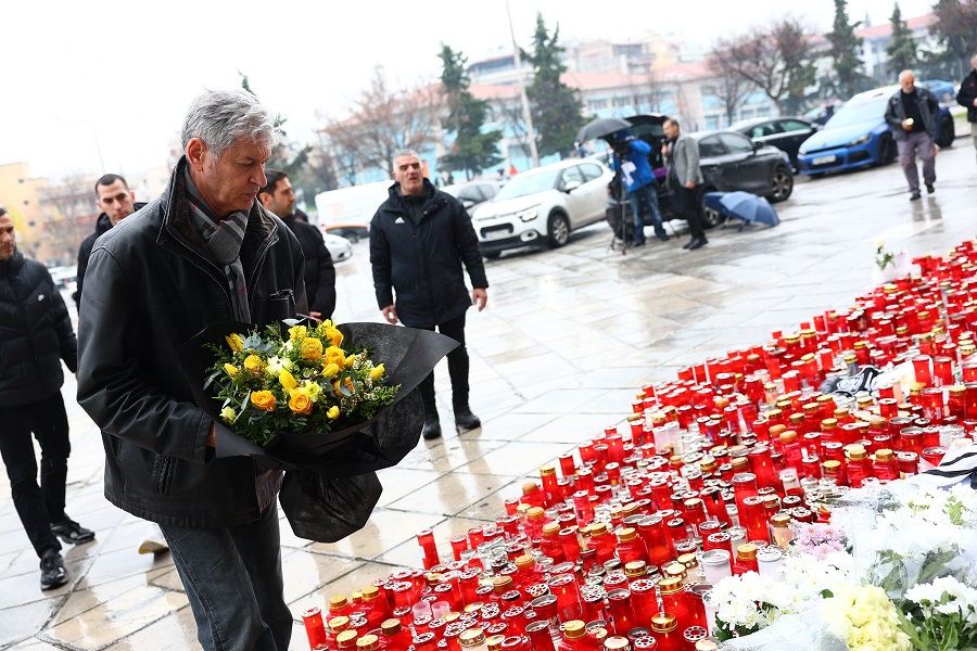 Θύματα ΠΑΟΚ:Αντιπροσωπεία του μπασκετικού Άρη άφησε λουλούδια στην Τούμπα
