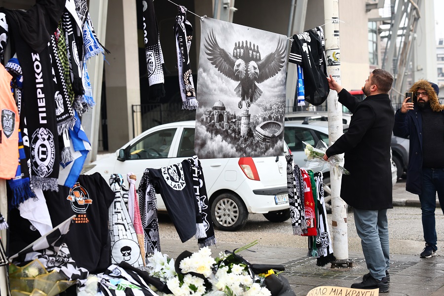 Δάκρυσε ο Μάκης Γκαγκάτσης έξω από την Τούμπα για τους αδικοχαμένους φίλους του ΠΑΟΚ