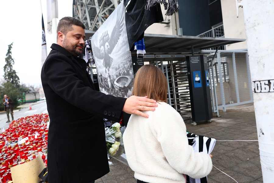 Δάκρυσε ο Μάκης Γκαγκάτσης έξω από την Τούμπα για τους αδικοχαμένους φίλους του ΠΑΟΚ