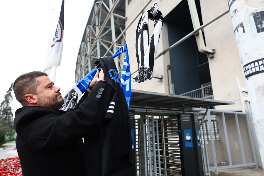 Δάκρυσε ο Μάκης Γκαγκάτσης έξω από την Τούμπα για τους αδικοχαμένους φίλους του ΠΑΟΚ