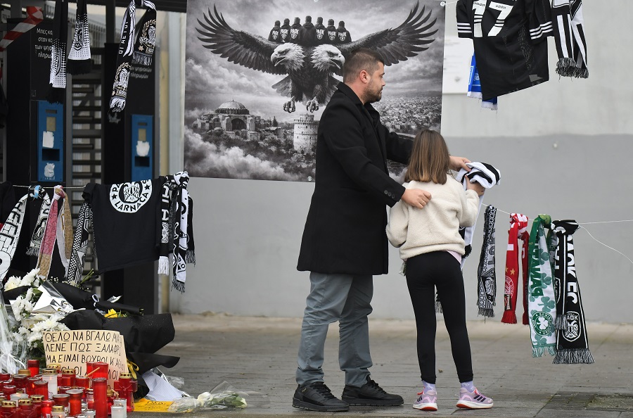 Δάκρυσε ο Μάκης Γκαγκάτσης έξω από την Τούμπα για τους αδικοχαμένους φίλους του ΠΑΟΚ