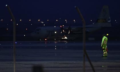 Προσγειώθηκε στη Θεσσαλονίκη το C-130 με τις σορούς των 7 φιλάθλων του ΠΑΟΚ