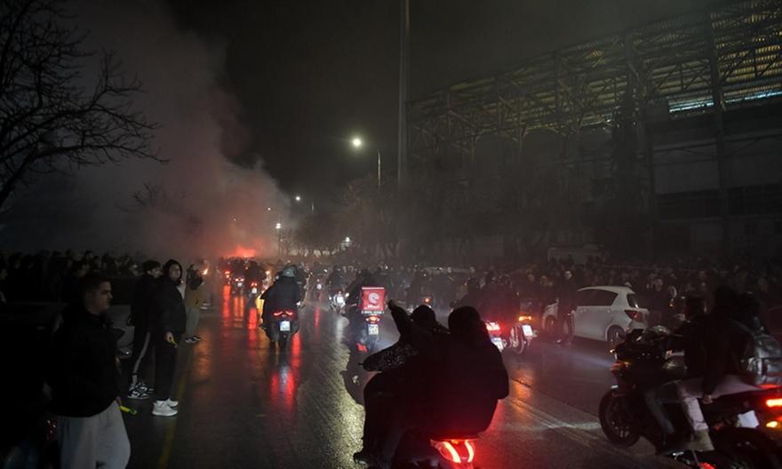 Στην Τούμπα οι σωροί των 7 αδικοχαμένων οπαδών του ΠΑΟΚ με συνοδεία από τους φίλους της ομάδας...