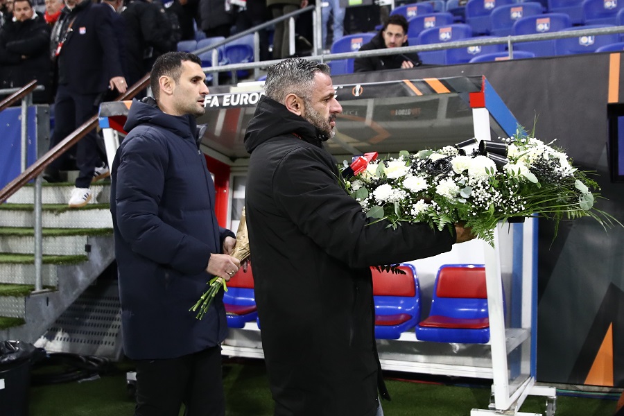 ΠΑΟΚ: Οι οπαδοί της Λιόν έδωσαν στεφάνι στη μνήμη των αδικοχαμένων οπαδών