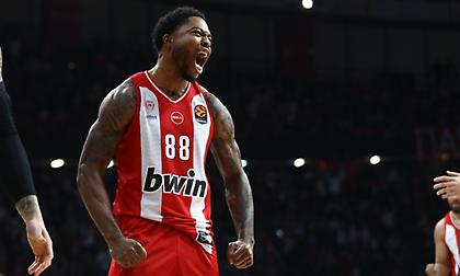 Αγριεμένος Ολυμπιακός στην 4η περίοδο γονάτισε την Μπάρτσα μέσα στο ΣΕΦ!