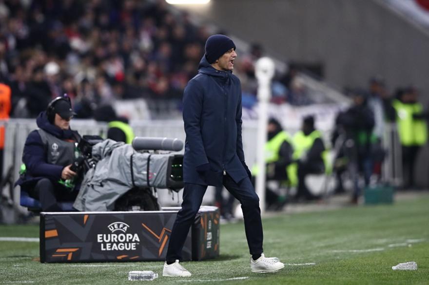 Κόκκινη στον Λουτσέσκου, πέταξε μπουκάλι στον αγωνιστικό χώρο μετά το πέναλτι που κέρδισε η Λιόν