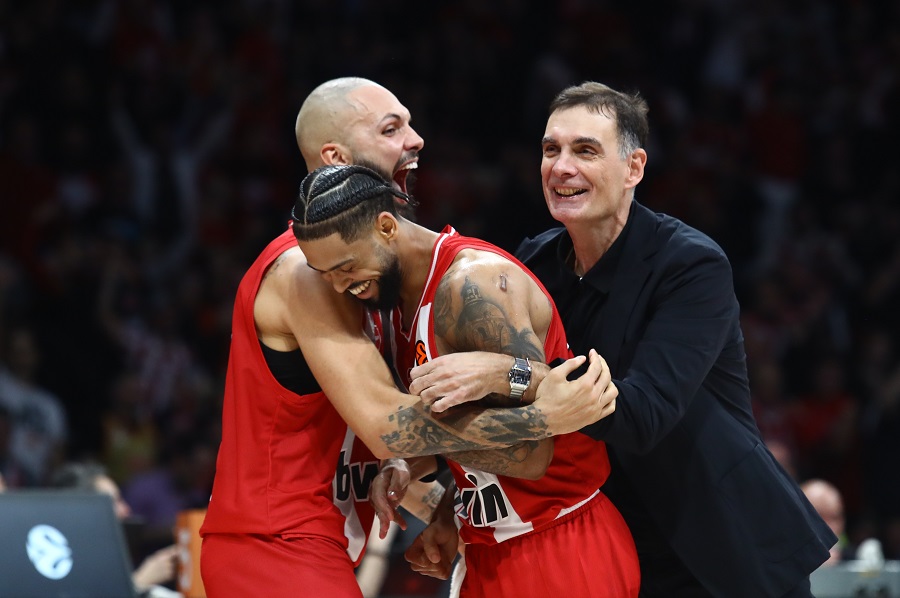 Ολυμπιακός: Η αγκαλιά Μπαρτζώκα-Ντόρσεϊ μετά το τρίποντο του τελευταίου