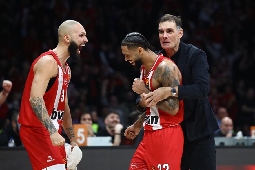 Η αγκαλιά Μπαρτζώκα-Ντόρσεϊ μετά το τρίποντο του τελευταίου