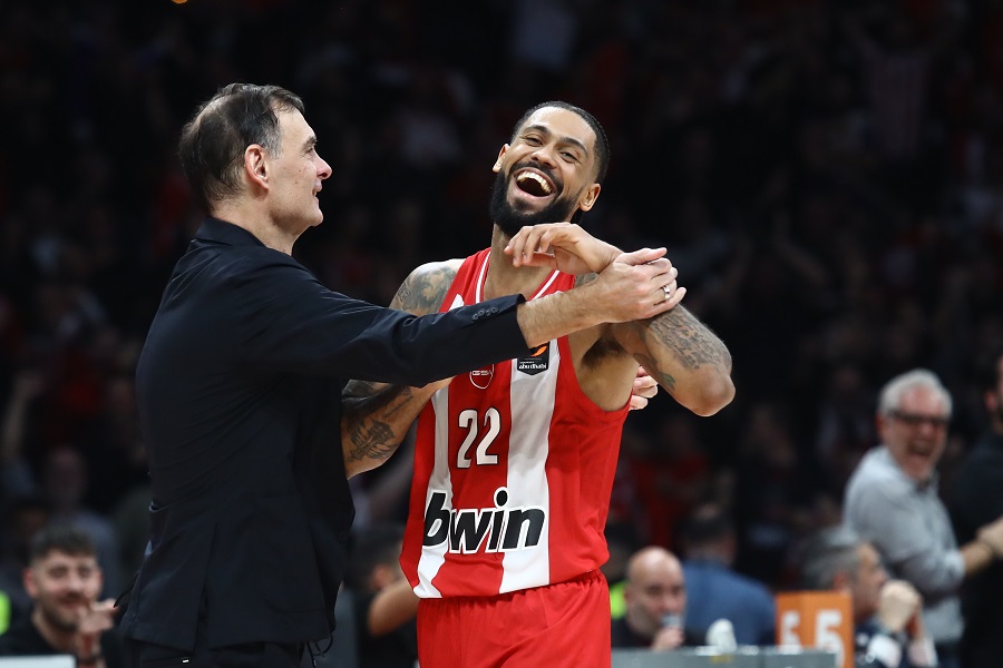 Ολυμπιακός: Η αγκαλιά Μπαρτζώκα-Ντόρσεϊ μετά το τρίποντο του τελευταίου