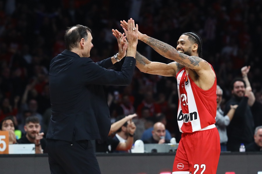 Ολυμπιακός: Η αγκαλιά Μπαρτζώκα-Ντόρσεϊ μετά το τρίποντο του τελευταίου