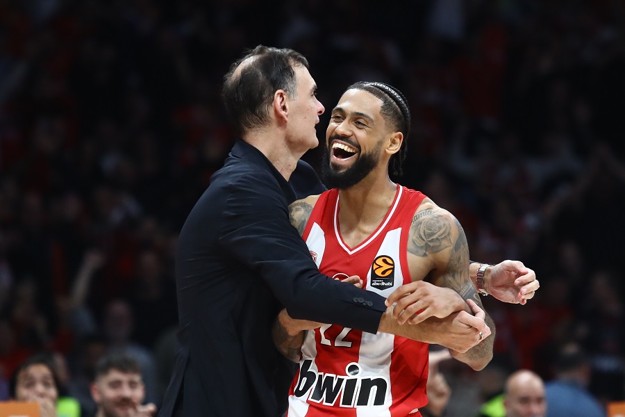 Ολυμπιακός: Η αγκαλιά Μπαρτζώκα-Ντόρσεϊ μετά το τρίποντο του τελευταίου