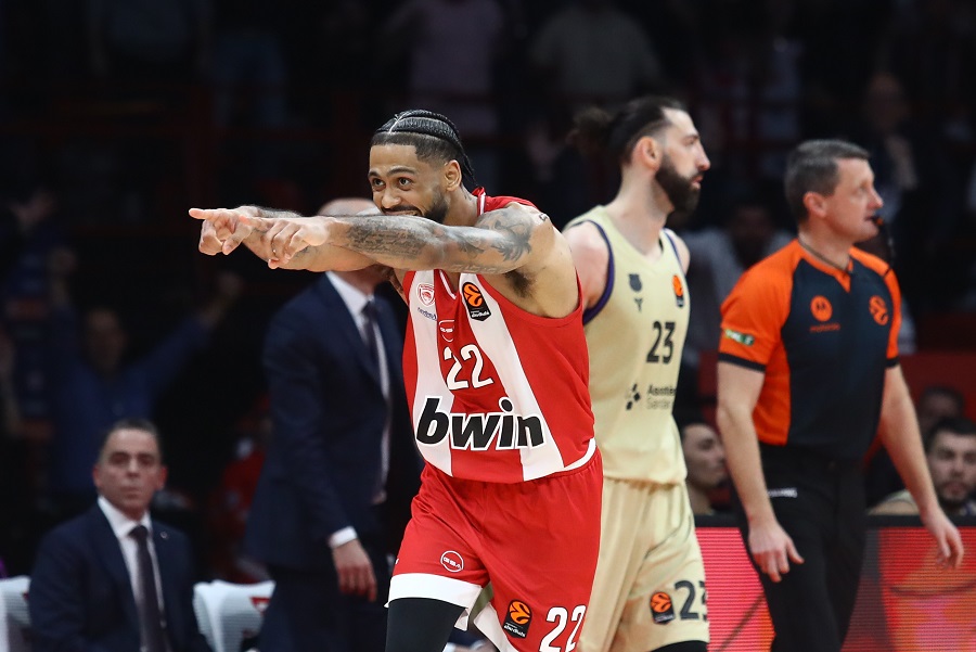 Ολυμπιακός: Η αγκαλιά Μπαρτζώκα-Ντόρσεϊ μετά το τρίποντο του τελευταίου