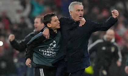 Επικός Μουρίνιο: Αγκαλιά με ball boy στη «θεότρελη» νίκη της Μπενφίκα επί της Ρεάλ Μαδρίτης