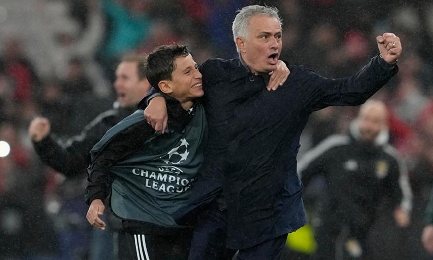 Επικός Μουρίνιο: Αγκαλιά με ball boy στη «θεότρελη» νίκη της Μπενφίκα επί της Ρεάλ Μαδρίτης