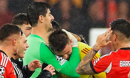 Η εικόνα της βραδιάς: Ο Κουρτουά αγκάλιασε τον Τρούμπιν μετά το γκολ-πρόκρισης του Ουκρανού τερματοφύλακα