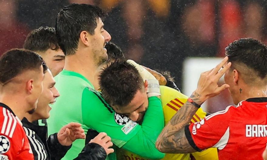 Η εικόνα της βραδιάς: Ο Κουρτουά αγκάλιασε τον Τρούμπιν μετά το γκολ-πρόκρισης του Ουκρανού τερματοφύλακα