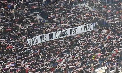 «Ο πόνος δεν έχει χρώμα»: Το πανό των οπαδών της Λιόν για τους αδικοχαμένους φίλους του ΠΑΟΚ