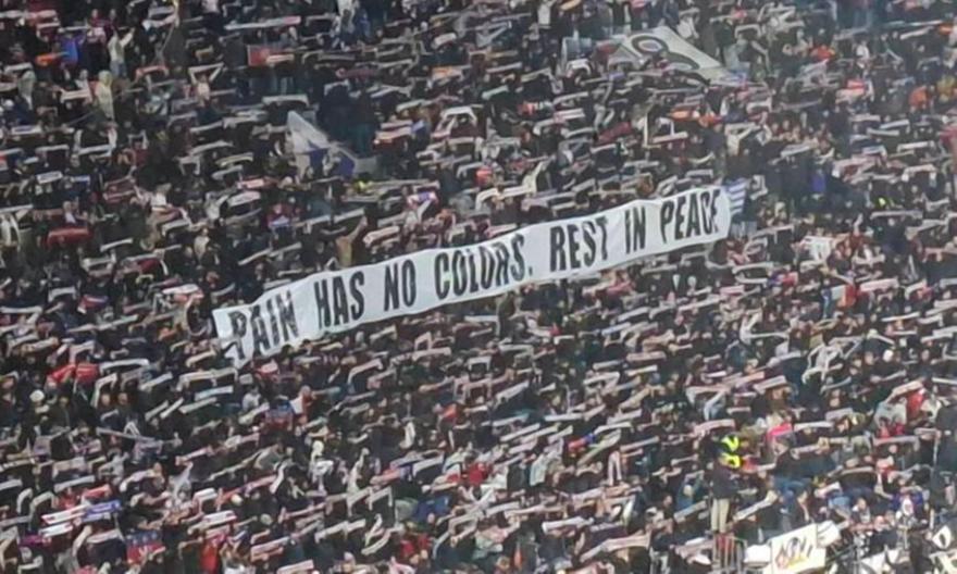 «Ο πόνος δεν έχει χρώμα»: Το πανό των οπαδών της Λιόν για τους αδικοχαμένους φίλους του ΠΑΟΚ